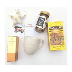 Karácsonyi csillag-fűszeres kávéval, teával és különleges desszerttel Karácsonyi csillag-fűszeres kávéval, teával és különleges desszerttel