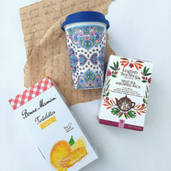 Andalúz nyár 02-hordozható pohár ajándékdobozban citromos sütivel és bio teaválogatással