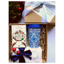 Azulejo- kék-fehér mintás spanyol hordozható pohár teával és keksszel