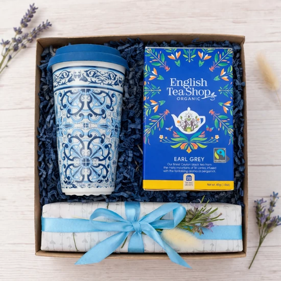 Azulejo- kék-fehér mintás spanyol hordozható pohár teával és keksszel