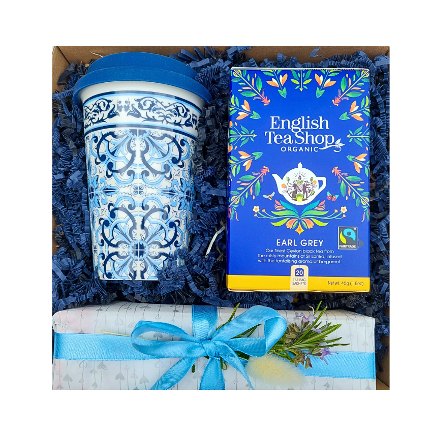 Azulejo- kék-fehér mintás spanyol hordozható pohár teával és keksszel