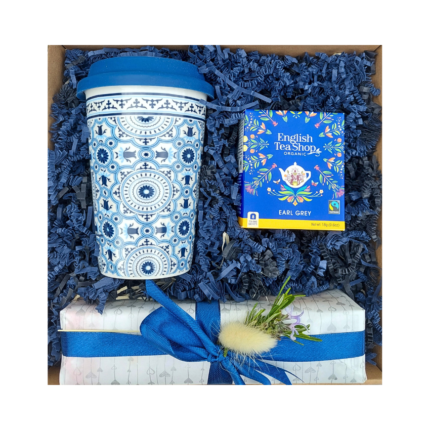 Azulejo- kék-fehér mintás spanyol hordozható pohár teával és keksszel 2.