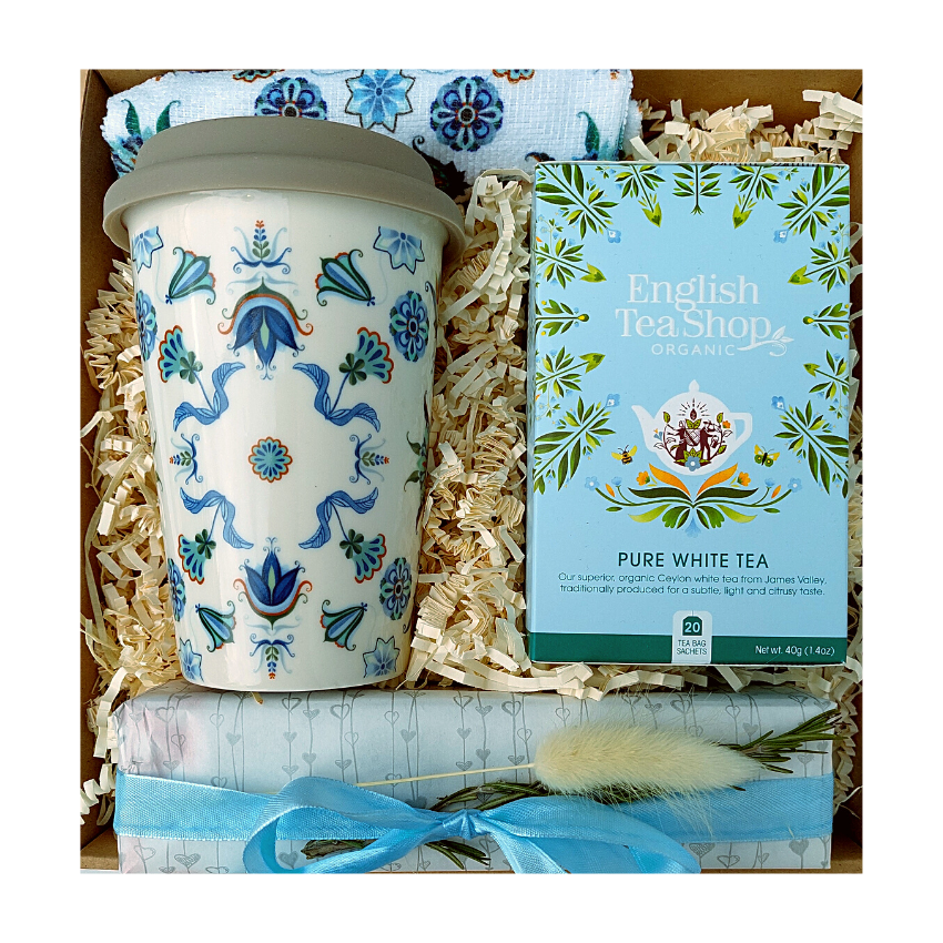 Azulejo love- kék-fehér azulejo mintás take away pohár teával és citromkrémes sütivel