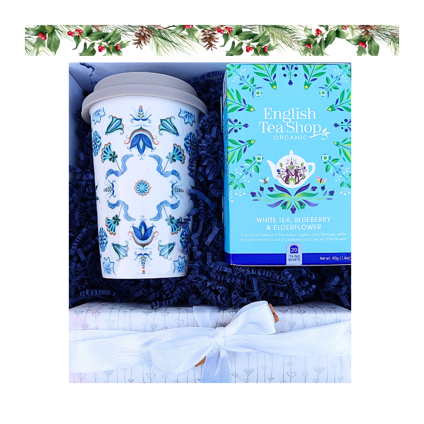 Andalúz nyár kék-fehér azulejo mintás take away pohár teával és citromkrémes sütivel